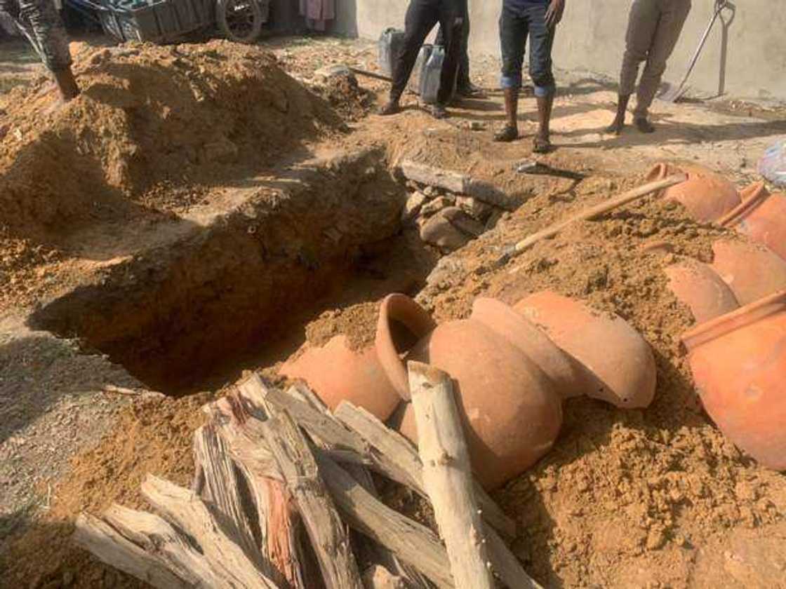 Buhari ya aikewa Kwankwaso ta'ziyyar rasuwan mahaifinsa, Makaman Karaye Buhari ya aikewa Kwankwaso ta'ziyyar rasuwan mahaifinsa, Makaman Karaye