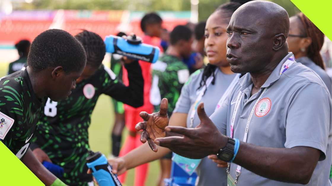 Bankole Olowookere addressing the Flamingos during the cooling break of the loss against USA.