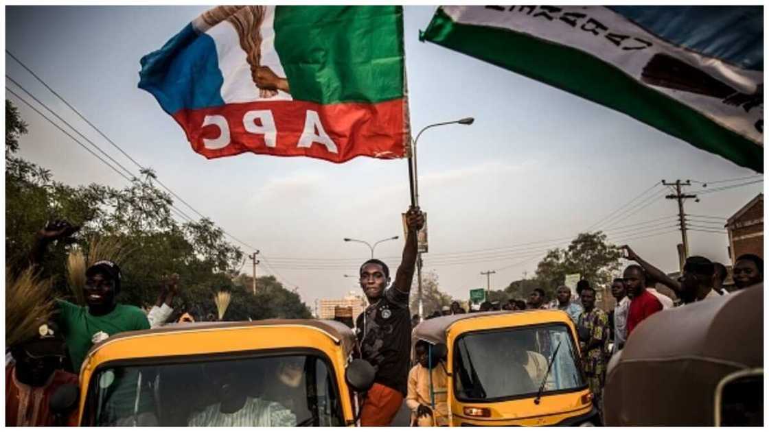 Defection: Bigwigs of Cross River APC, thousand others dump party for PDP Defection: Bigwigs of Cross River APC, thousand others dump party for PDP