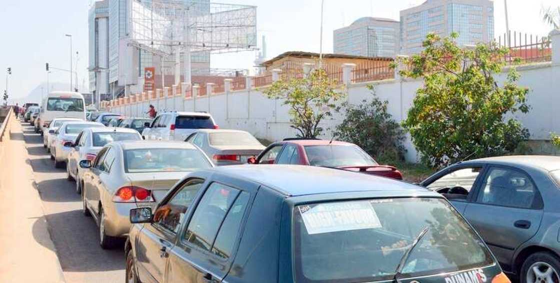 Abuja: Rashin man fetur ya tsananta, jerin gwanon motoci ya dawo a gidajen mayuka Abuja: Rashin man fetur ya tsananta, jerin gwanon motoci ya dawo a gidajen mayuka