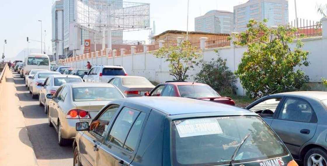 Abuja: Rashin man fetur ya tsananta, jerin gwanon motoci ya dawo a gidajen mayuka