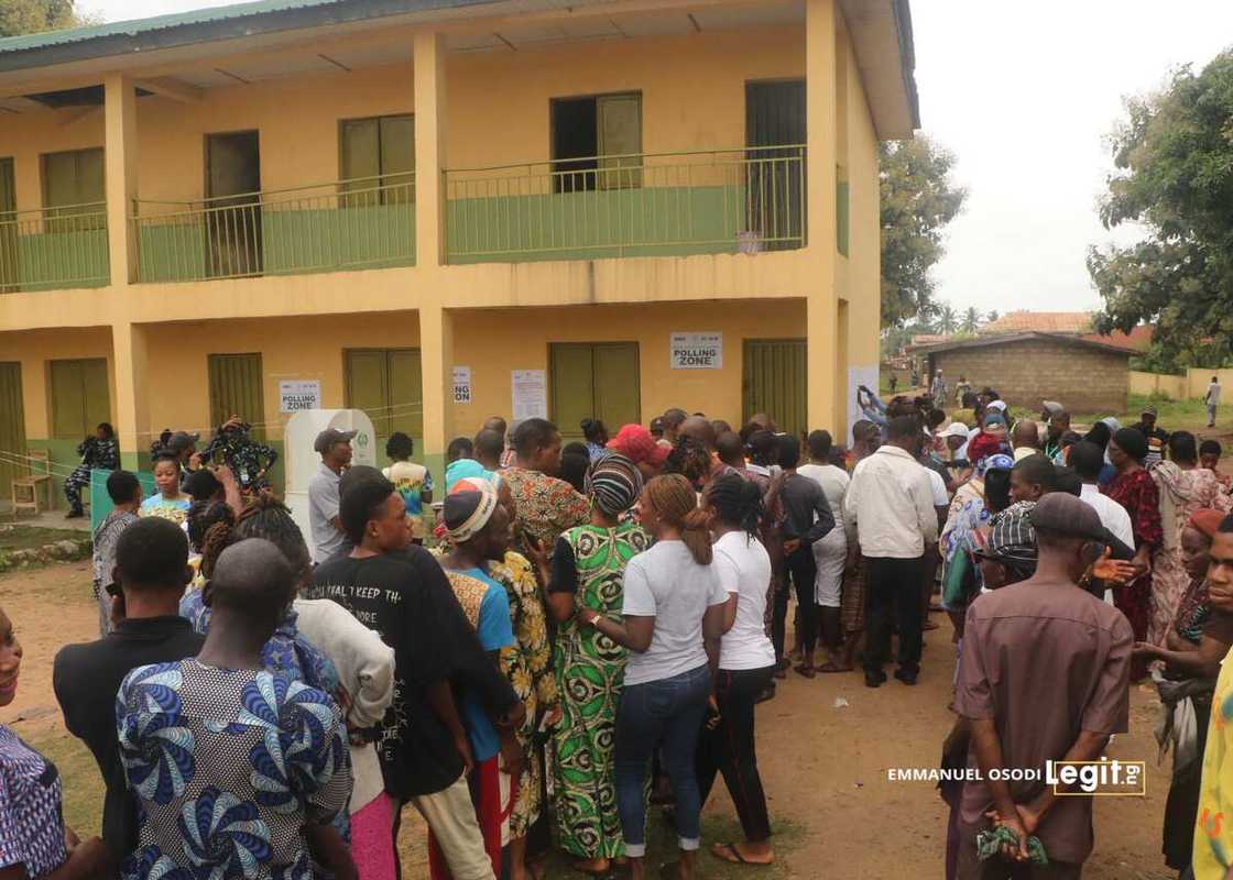 Mutane tsaye a kan layi Mutane tsaye a kan layi