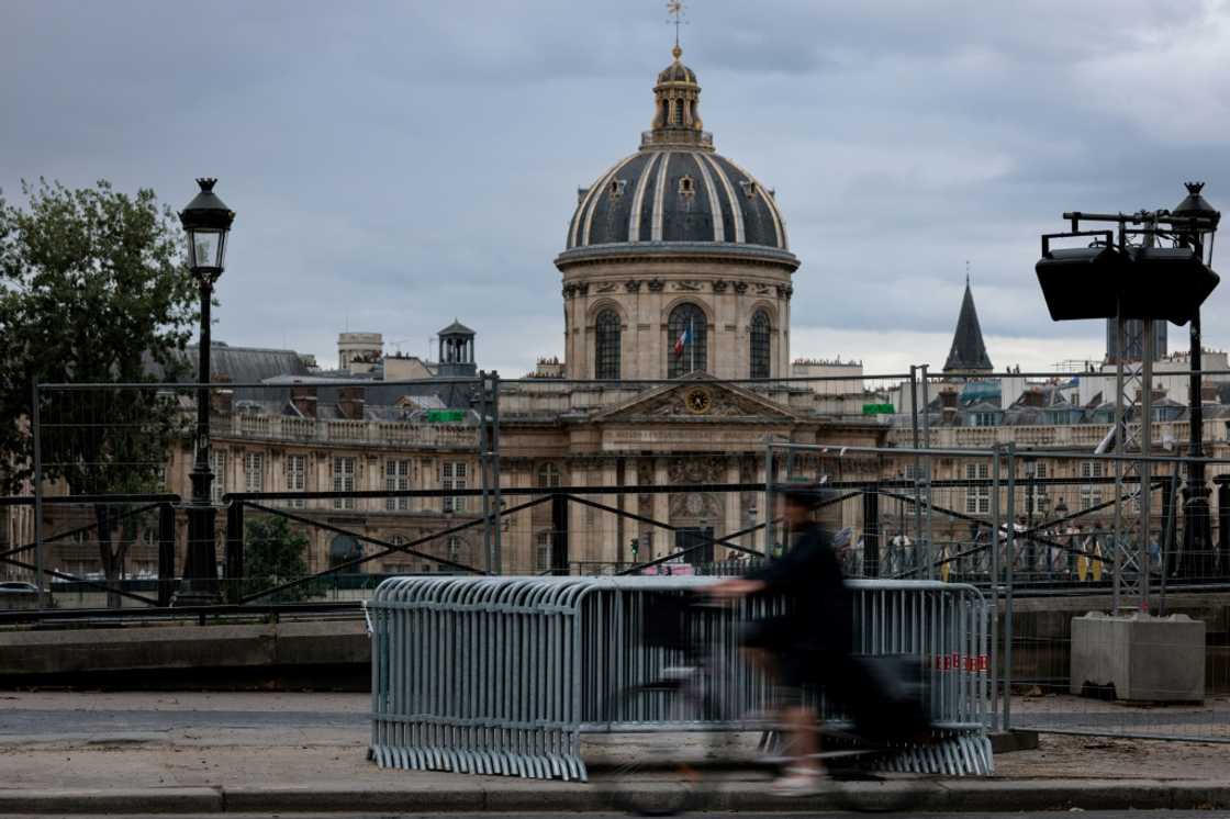 Paris shops, restaurants, bars and clubs are facing a slump in business and footfall, trade groups say