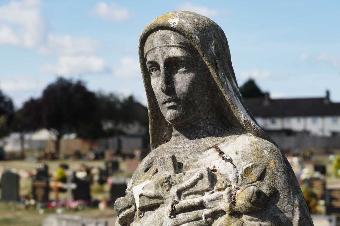 Saint Therese of Lisieux and Jesus on the cross statue.