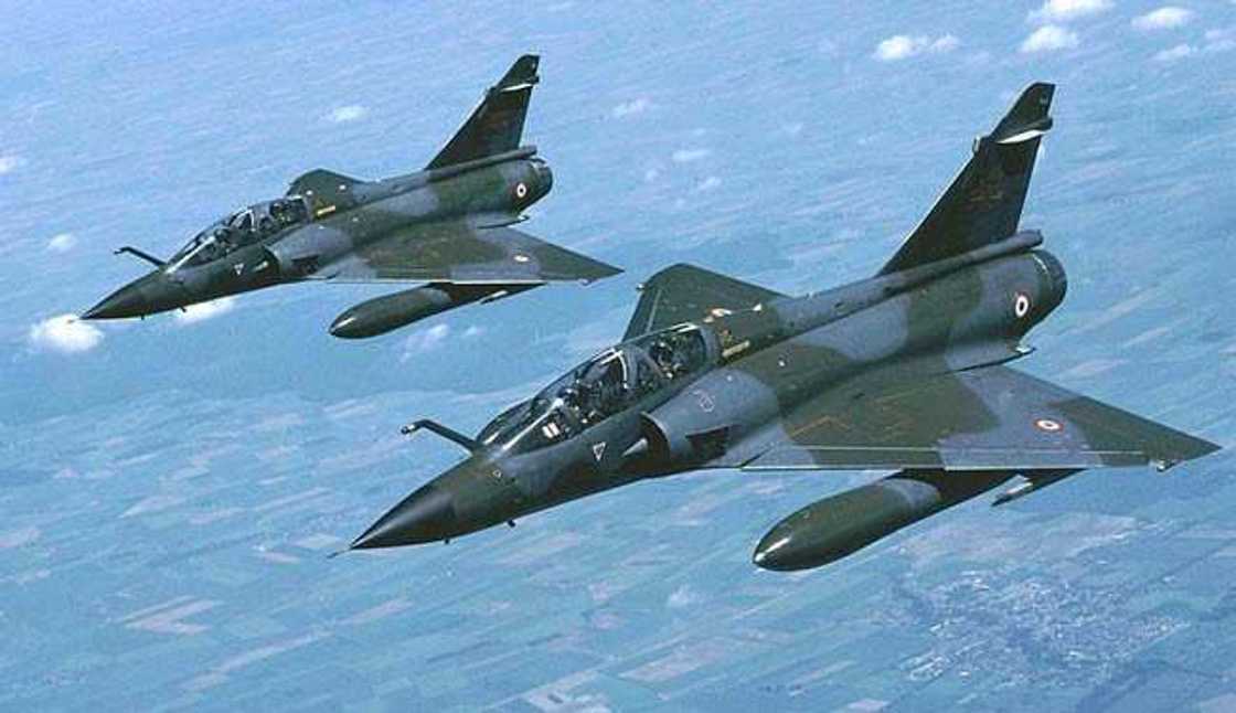 Jirgin yaƙi a sama. Jirgin yaƙi a sama.