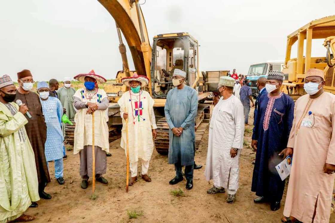 Ganduje ya kaddamar da shirin 'Ruga' a jihar Kano (Hotuna) Ganduje ya kaddamar da shirin 'Ruga' a jihar Kano (Hotuna)