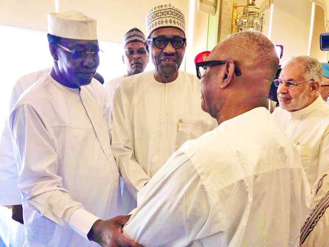 Buhari ya yi sallar Juma'a a Makkah tare da wasu shugabanin kasashe (Hotuna) Buhari ya yi sallar Juma'a a Makkah tare da wasu shugabanin kasashe (Hotuna)