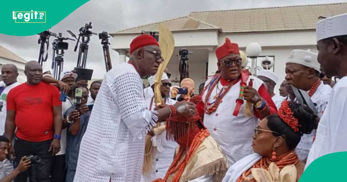 Basarake ya ja kunnen fadawa game da gulma a fada Basarake ya ja kunnen fadawa game da gulma a fada