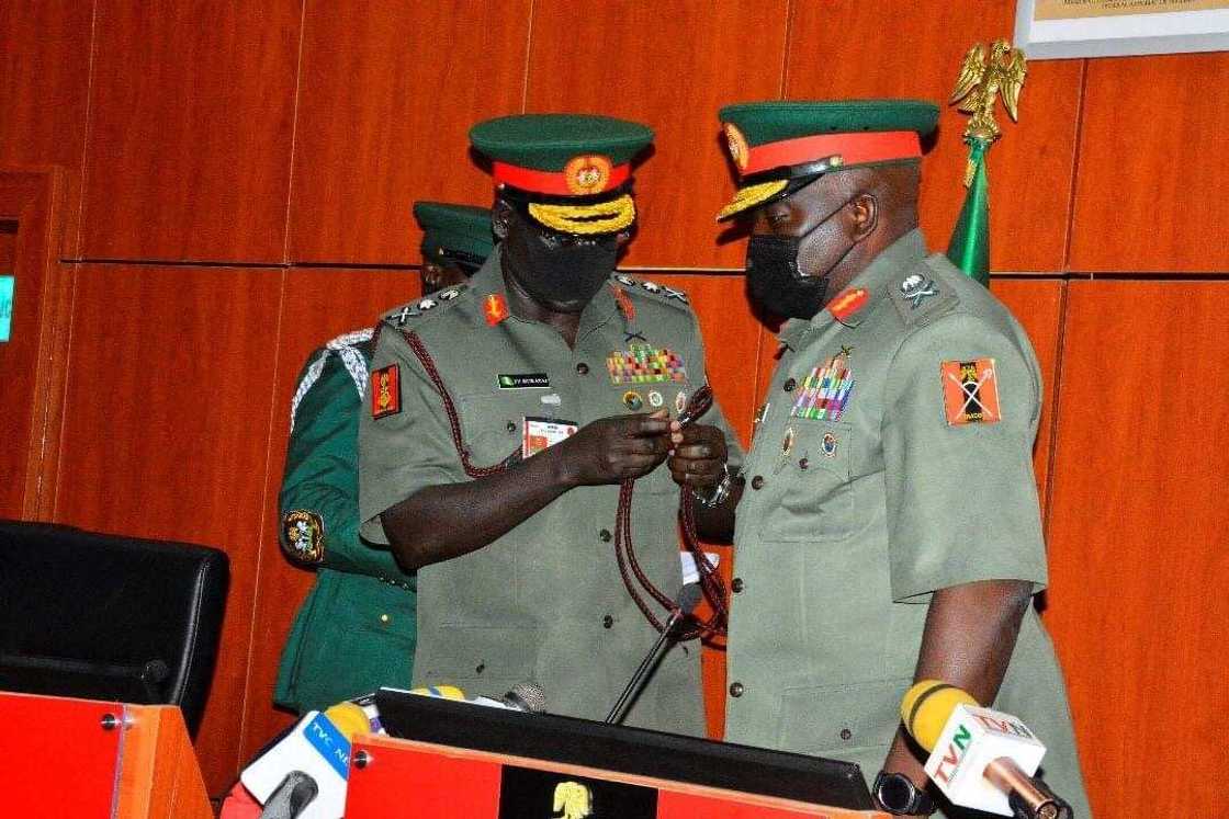 Buratai ya mika mulki ga sabon shugaban hafsan sojin kasa, Ibrahim Attahiru (Hotuna) Buratai ya mika mulki ga sabon shugaban hafsan sojin kasa, Ibrahim Attahiru (Hotuna)
