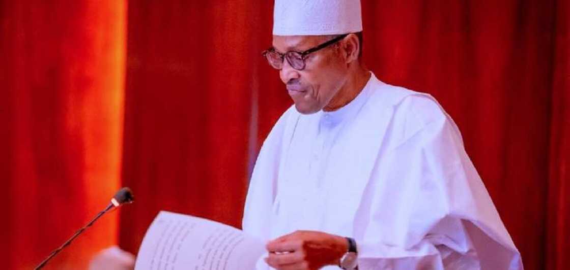 Buhari yana karatu. Buhari yana karatu.