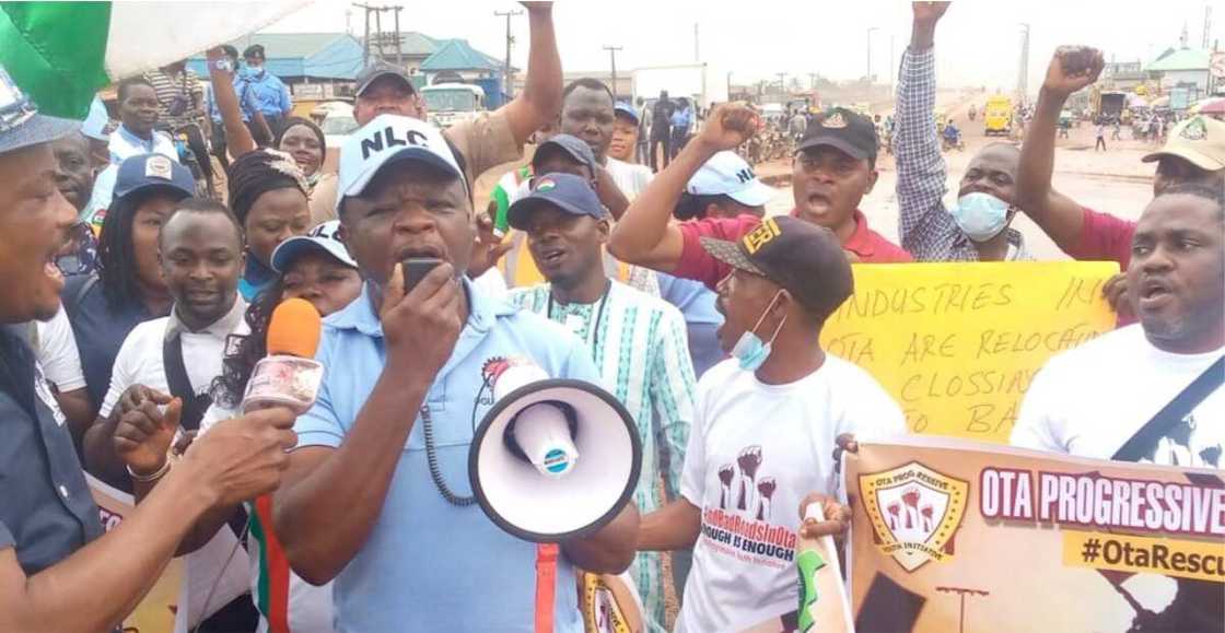 Ogun residents block Abeokuta-Lagos Expressway Ogun residents block Abeokuta-Lagos Expressway