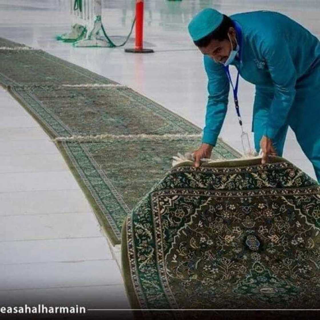 Babbar magana: An nade kafet din Masallacin Harami a Saudiyya saboda coronavirus Babbar magana: An nade kafet din Masallacin Harami a Saudiyya saboda coronavirus