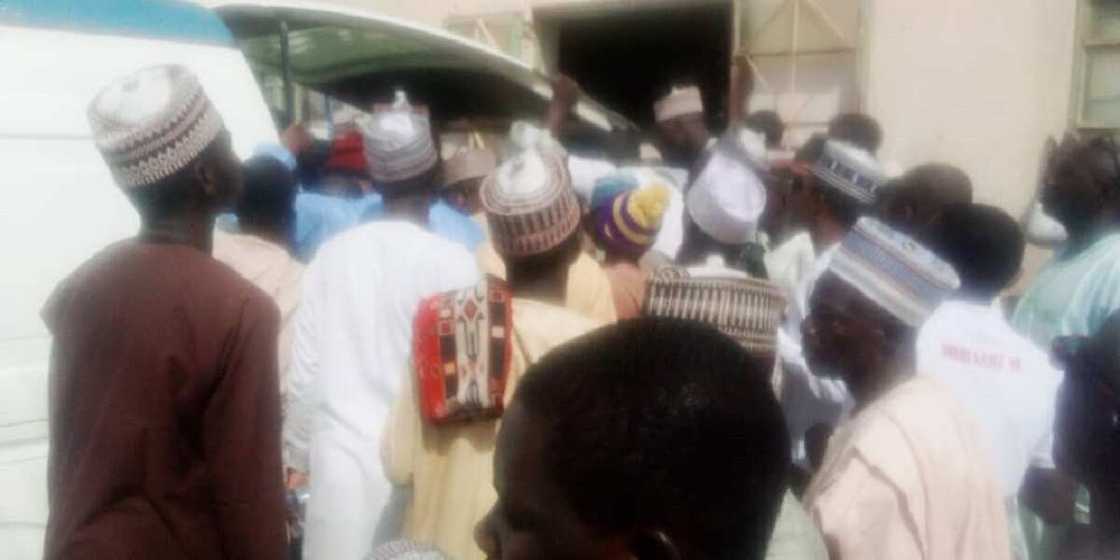 Yan bindiga sun kai wa tawagar sarkin Kauran Namoda hari, mutum takwas sun mutu Yan bindiga sun kai wa tawagar sarkin Kauran Namoda hari, mutum takwas sun mutu