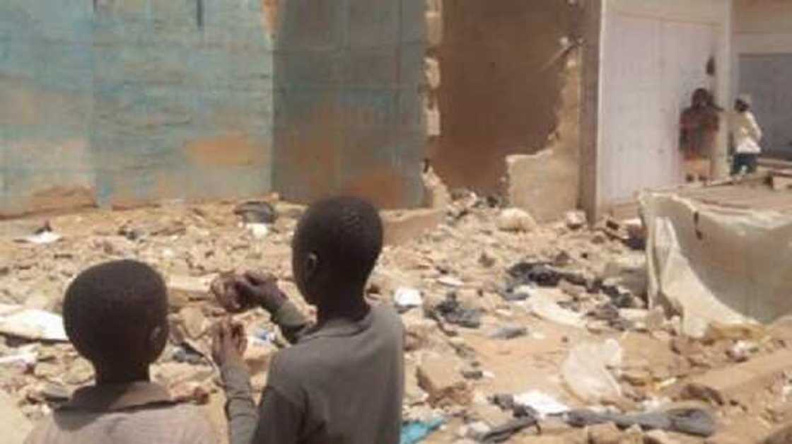 Karamin yaro ya mutu, wasu sun jikkata yayin da gini ya rushe dasu a kasuwar Barci Karamin yaro ya mutu, wasu sun jikkata yayin da gini ya rushe dasu a kasuwar Barci