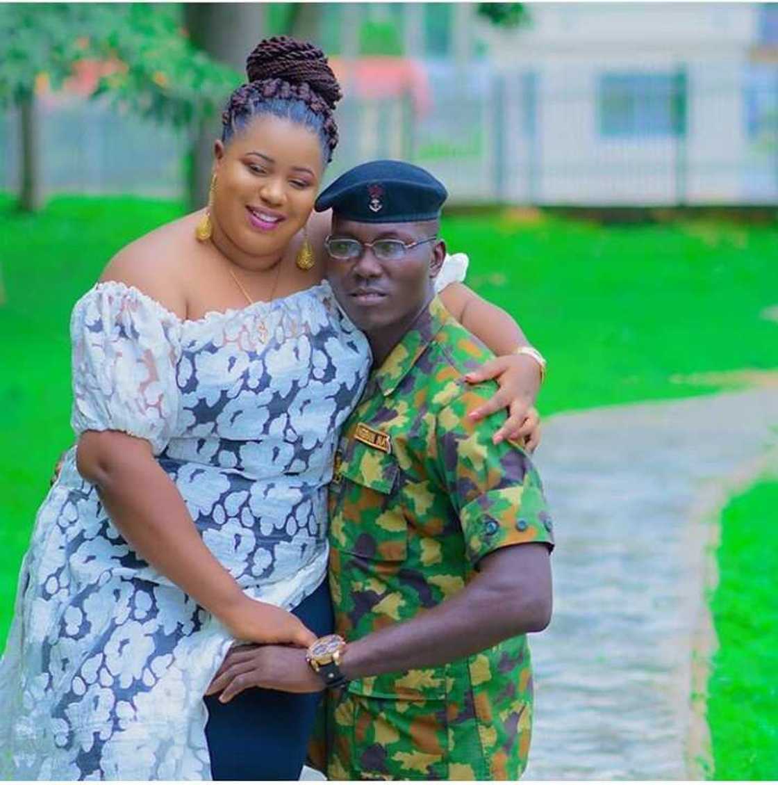 Hotunan kafin aure na wani sojan Najeriya sun jawo cece-kuce Hotunan kafin aure na wani sojan Najeriya sun jawo cece-kuce