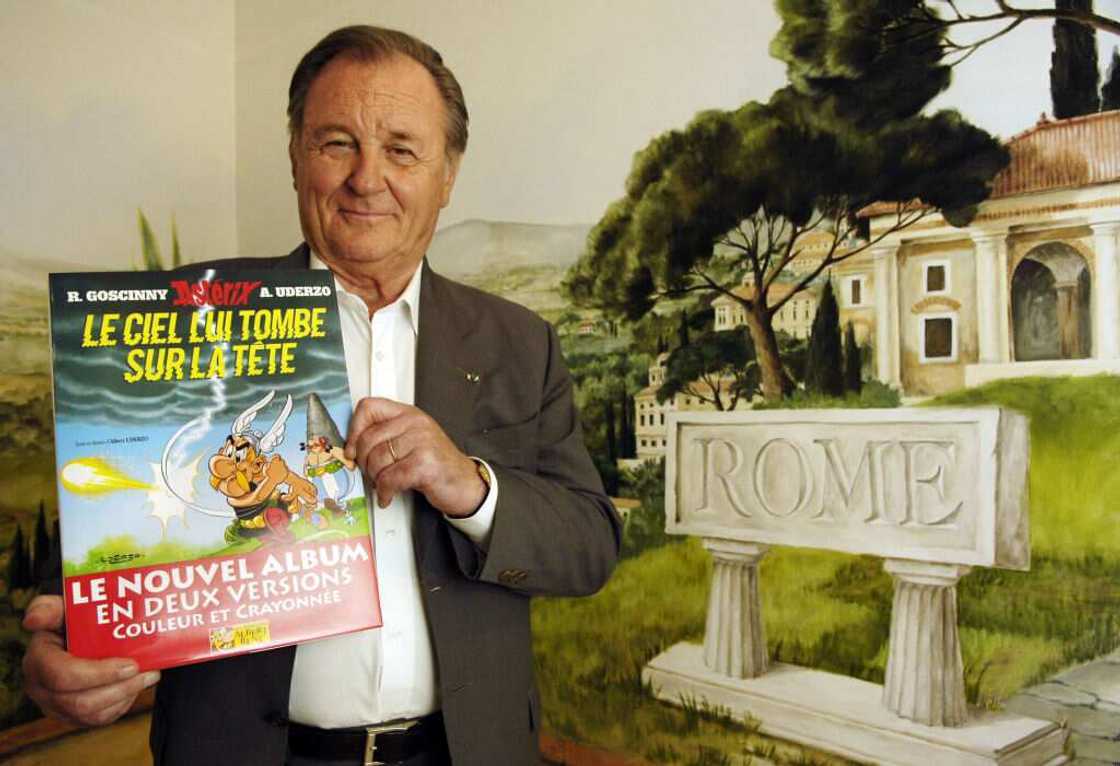 Le dessinateur et scénariste français Albert Uderzo pose avec un exemplaire de la 33e aventure d'Astérix le Gaulois Le dessinateur et scénariste français Albert Uderzo pose avec un exemplaire de la 33e aventure d'Astérix le Gaulois