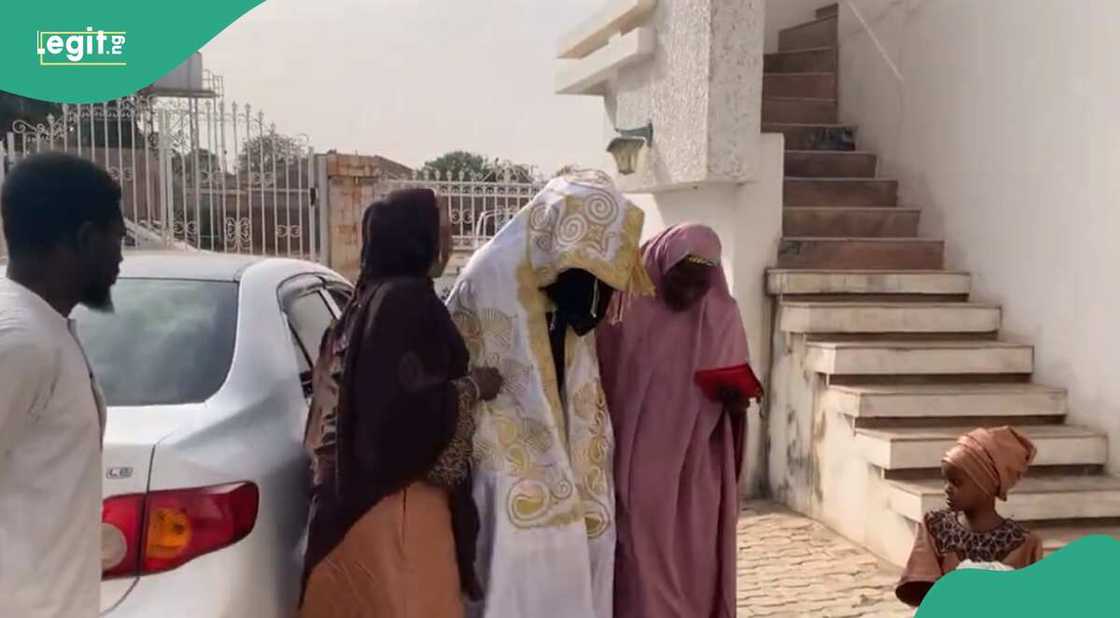 Uba ya raka diyarsa dakin mijinta da kansa Uba ya raka diyarsa dakin mijinta da kansa