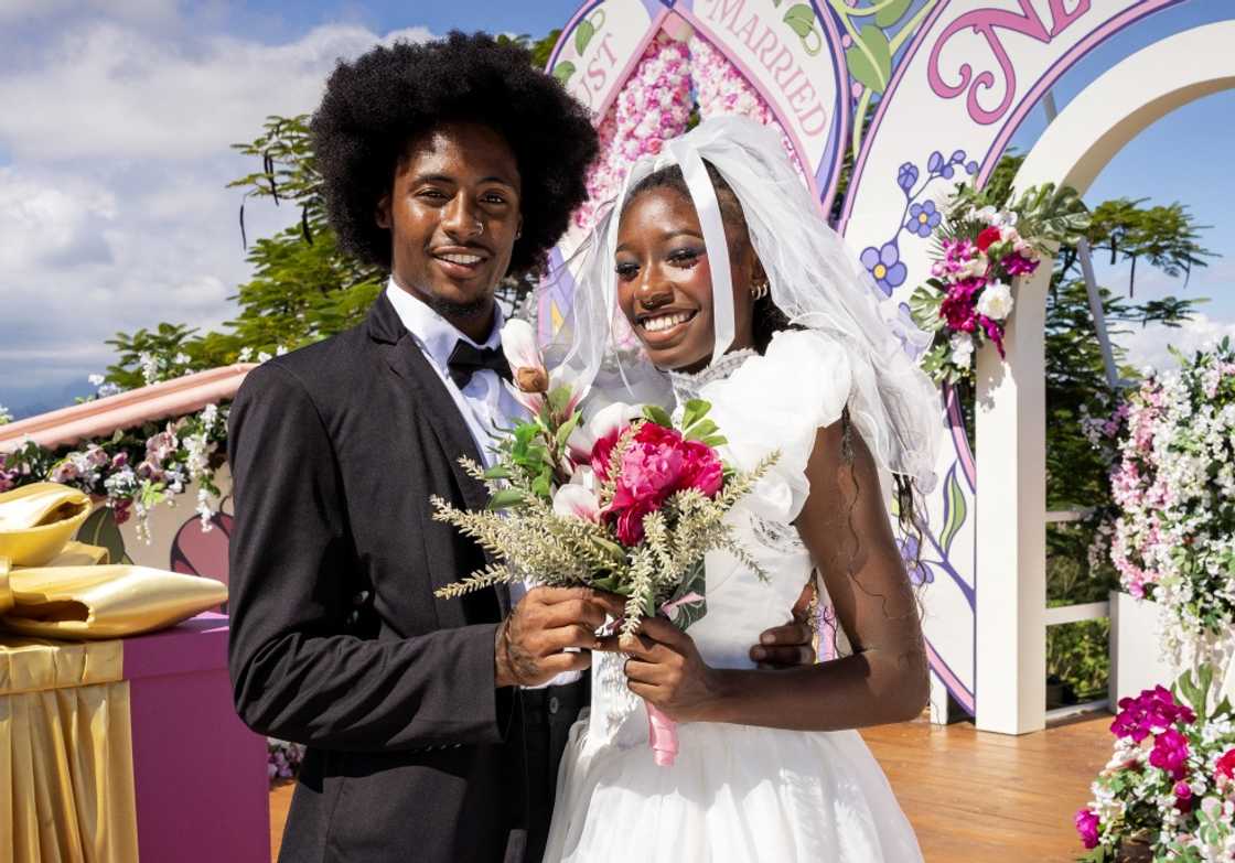 Serena and Kordell pose during a Love Island challenge