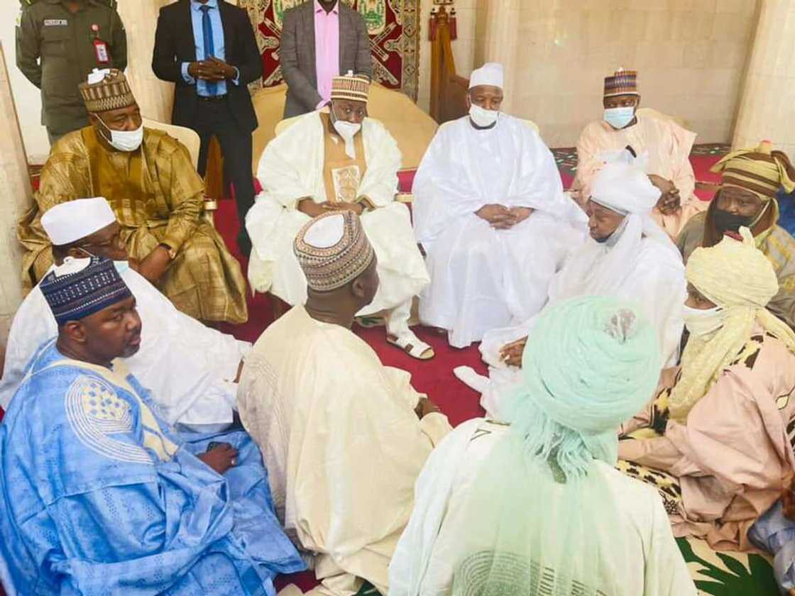 Hotunan gwamnoni, ministoci da jiga-jigan da suka je fadar Kano nemawa Yusuf Buhari aure Hotunan gwamnoni, ministoci da jiga-jigan da suka je fadar Kano nemawa Yusuf Buhari aure