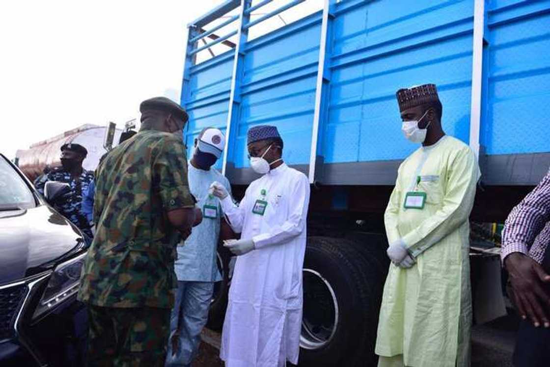 Hotunan yadda El-Rufa'i ya kafa ya tsare a kan iyaka don hana Kanawa shiga Kaduna Hotunan yadda El-Rufa'i ya kafa ya tsare a kan iyaka don hana Kanawa shiga Kaduna