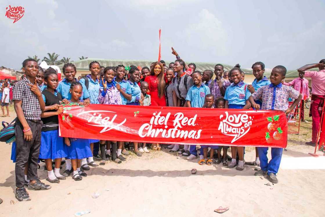 itel Partners with Queen Mercy Atang To Donate Gifts To Children In Delta state itel Partners with Queen Mercy Atang To Donate Gifts To Children In Delta state