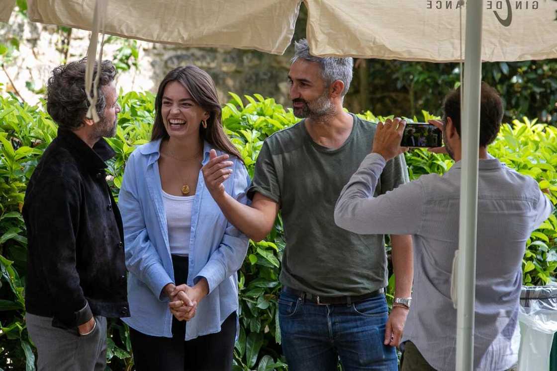 Romain Duris, Emma Mackey et Martin Bourboulon