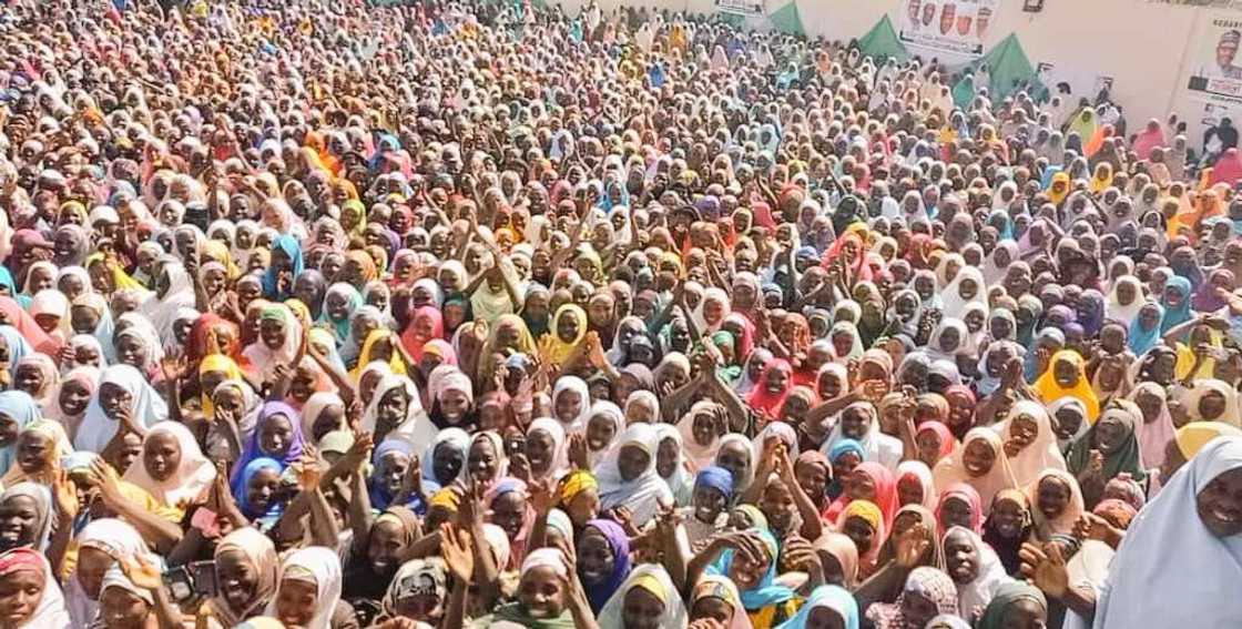 Dubban mata sun yi taron gangamin goyon bayan Buhari da Ganduje a Kano, hotuna Dubban mata sun yi taron gangamin goyon bayan Buhari da Ganduje a Kano, hotuna