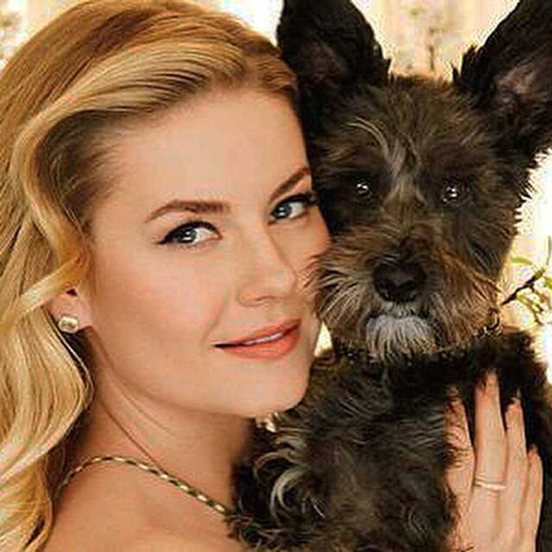 Elisha Cuthbert Elisha Cuthbert