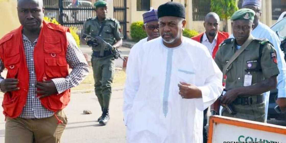 Kotun Abuja ta yi umurnin ba Dasuki fasfo din sa na fita waje Kotun Abuja ta yi umurnin ba Dasuki fasfo din sa na fita waje