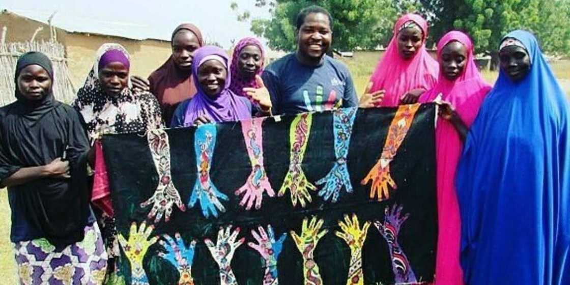 Kunle Adewale with some Muslim women Kunle Adewale with some Muslim women