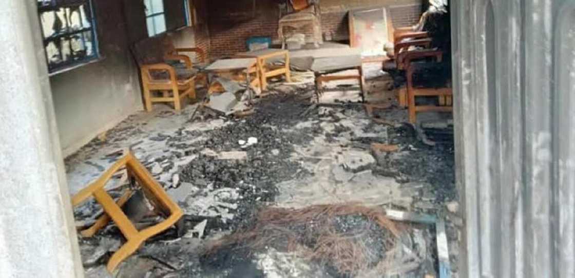 'Yan daba sun kaiwa basarake hari, sun lalata masa fada 'Yan daba sun kaiwa basarake hari, sun lalata masa fada