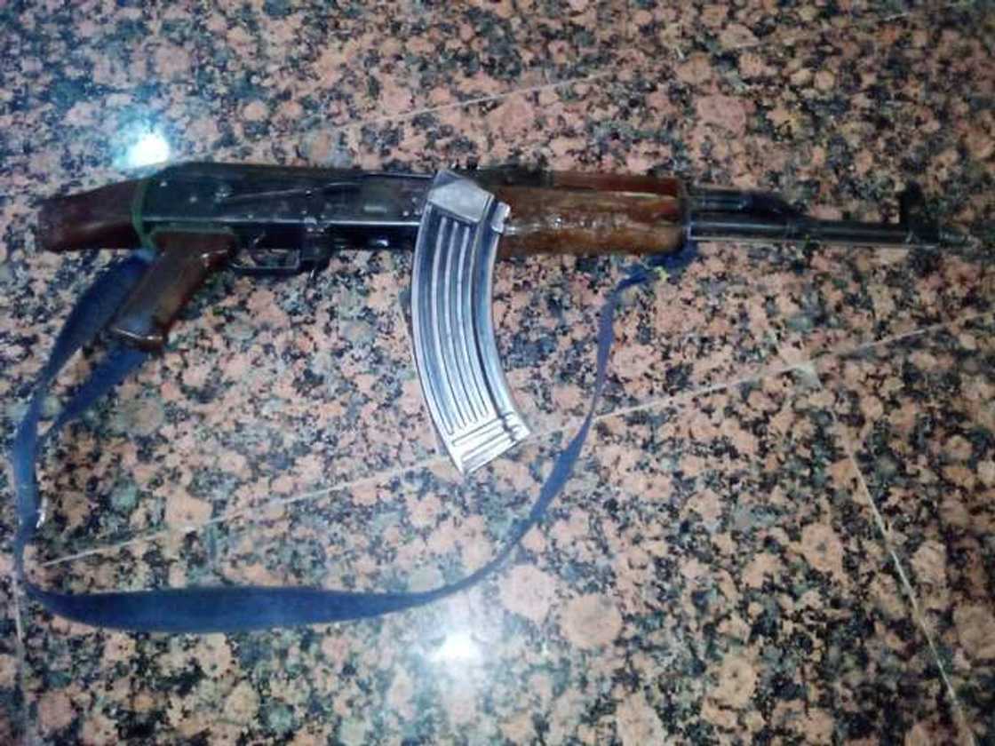 Sojoji sun lalata sansanin shugaban 'yan bindiga, Dan Jangeru, sun kashe wasu, sun kama wasu (Hotuna) Sojoji sun lalata sansanin shugaban 'yan bindiga, Dan Jangeru, sun kashe wasu, sun kama wasu (Hotuna)