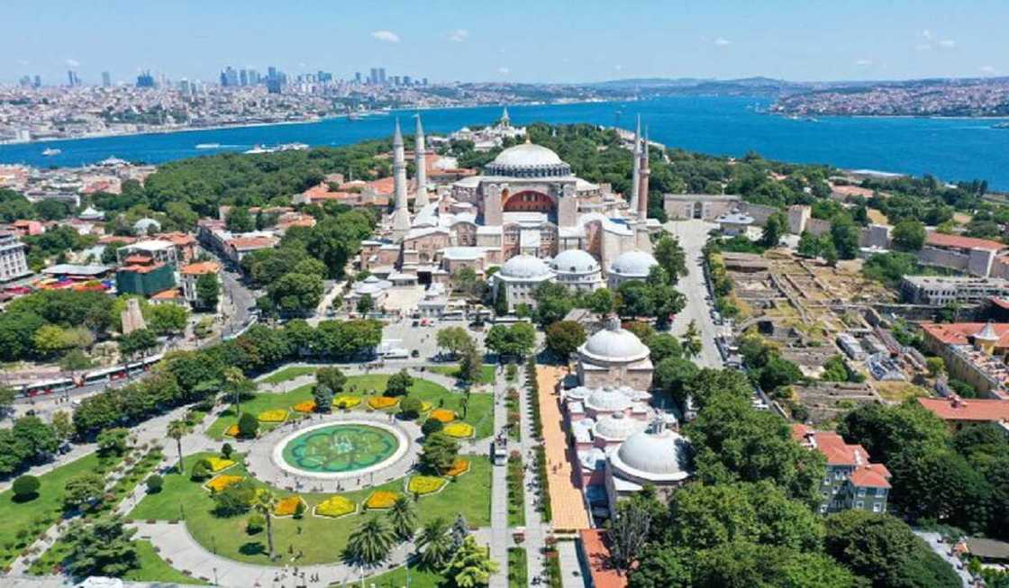 Musulmi sun yi sallar Juma'a ta farko a masallacin Hagia Sofia tun shekaru 86 da su ka gabata Musulmi sun yi sallar Juma'a ta farko a masallacin Hagia Sofia tun shekaru 86 da su ka gabata