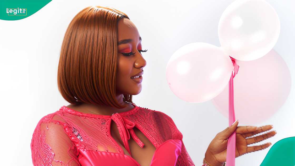 A Nigerian lady in the United Kingdom weeps about her inability to secure a job in the country A Nigerian lady in the United Kingdom weeps about her inability to secure a job in the country