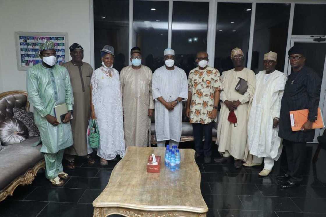 Harin zaben 2023: Atiku ya gana da Kwamitin ɗinke ɓarakar PDP (hotuna) Harin zaben 2023: Atiku ya gana da Kwamitin ɗinke ɓarakar PDP (hotuna)