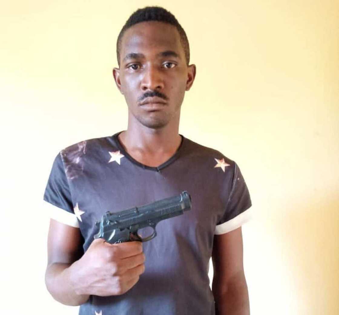 Hotunan Bindigu, Makamai Da Ƙwayoyi Da Ƴan Sanda Suka Ƙwato Hannun Ƴan Fashi Da Masu Garkuwa 225 a Kano Hotunan Bindigu, Makamai Da Ƙwayoyi Da Ƴan Sanda Suka Ƙwato Hannun Ƴan Fashi Da Masu Garkuwa 225 a Kano