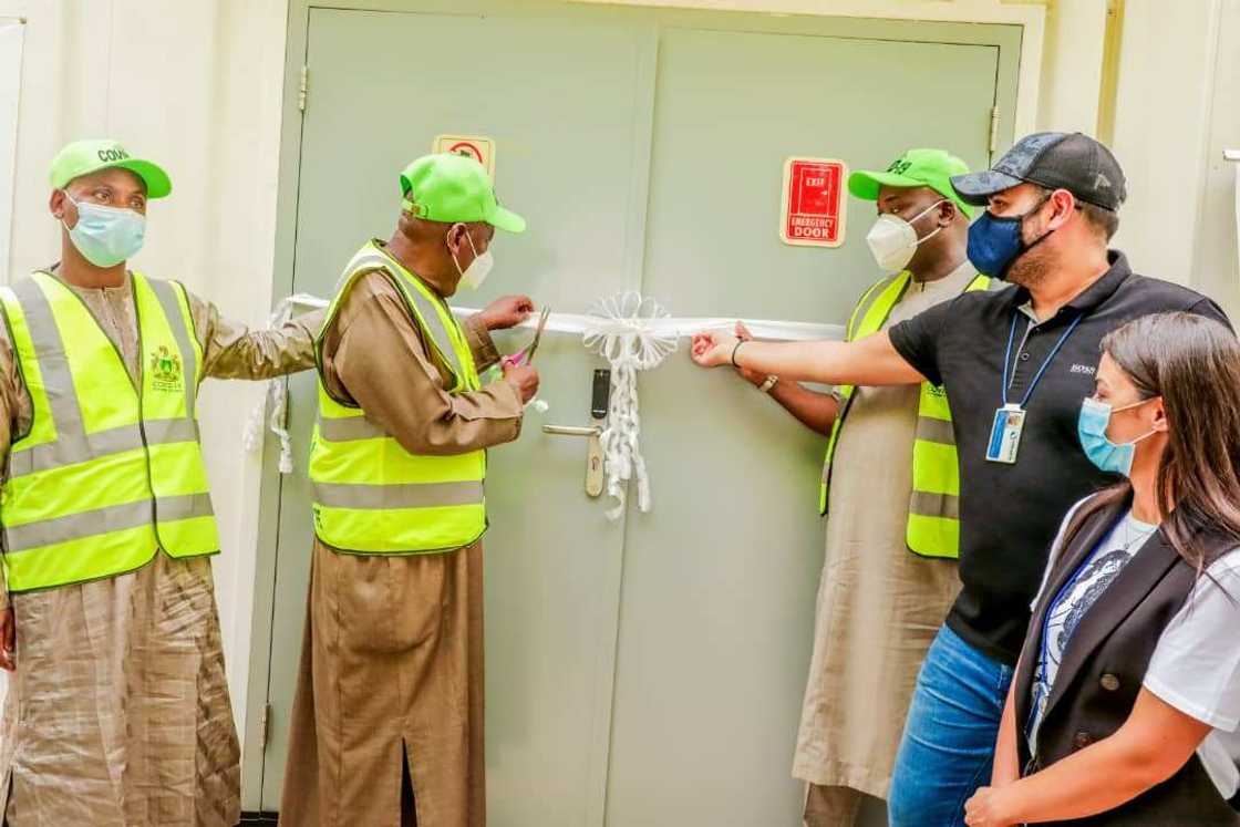 Ganduje ya kaddamar da sabbin cibiyoyin gwajin cutar korona guda 2 a Kano
Hakkin Mallakar Hoto: Fadar gwamnatin Kano Ganduje ya kaddamar da sabbin cibiyoyin gwajin cutar korona guda 2 a Kano
Hakkin Mallakar Hoto: Fadar gwamnatin Kano