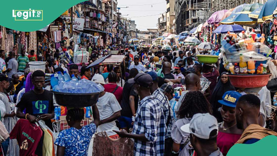 Nigerians rush to withdraw N9.2bn Nigerians rush to withdraw N9.2bn