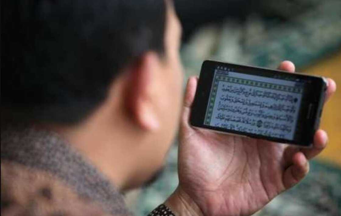 An hana karanta Qu'rani ta waya An hana karanta Qu'rani ta waya