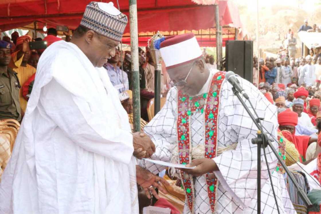 Masarautar Machina ta nada gwamnan jahar Yobe wani muhimmin sarauta Masarautar Machina ta nada gwamnan jahar Yobe wani muhimmin sarauta