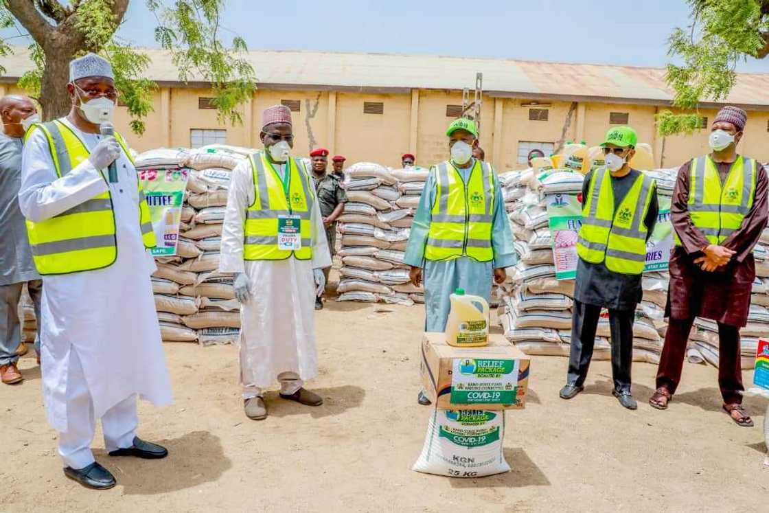 Kano: Ganduje ya kaddamar da rabon tallafin abinci ga mabukata (Hotuna)