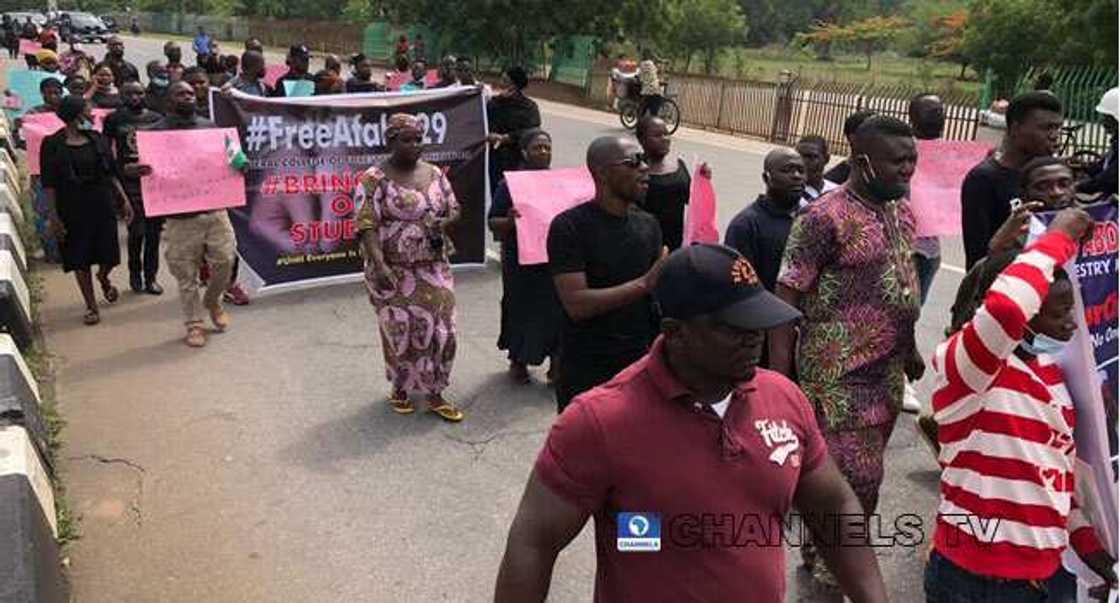 Iyayen Daliban da Aka Sace a Kaduna Sun Mamaye Bakin Majalisar Tarayya Iyayen Daliban da Aka Sace a Kaduna Sun Mamaye Bakin Majalisar Tarayya