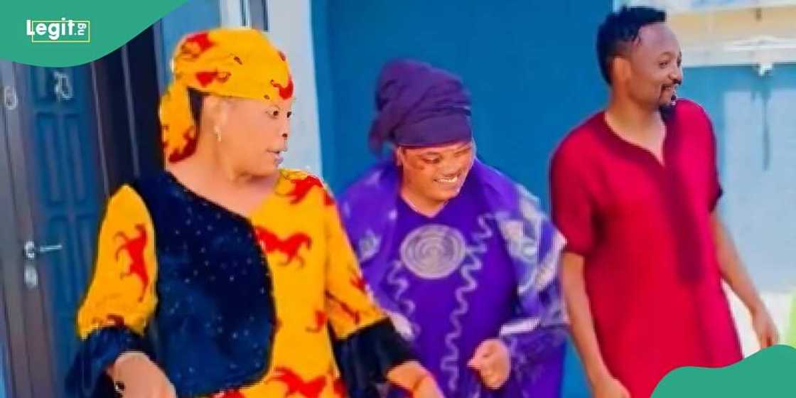 Ahmed Musa shows his sisters Ahmed Musa shows his sisters