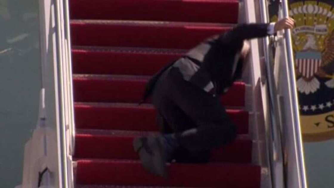 Shugaban kasar Amurka ya ci tuntube sau uku ya fado yayin hawa jirgin sama Shugaban kasar Amurka ya ci tuntube sau uku ya fado yayin hawa jirgin sama