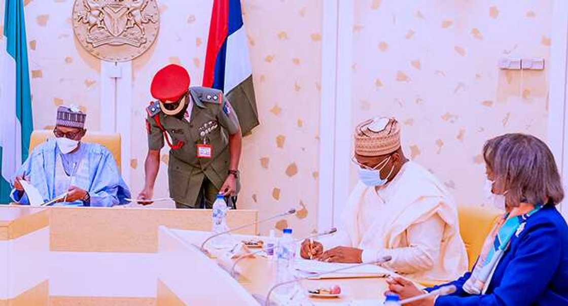 BREAKING: Buhari Holds Closed-door Talks with INEC Chairman, Commissioners BREAKING: Buhari Holds Closed-door Talks with INEC Chairman, Commissioners