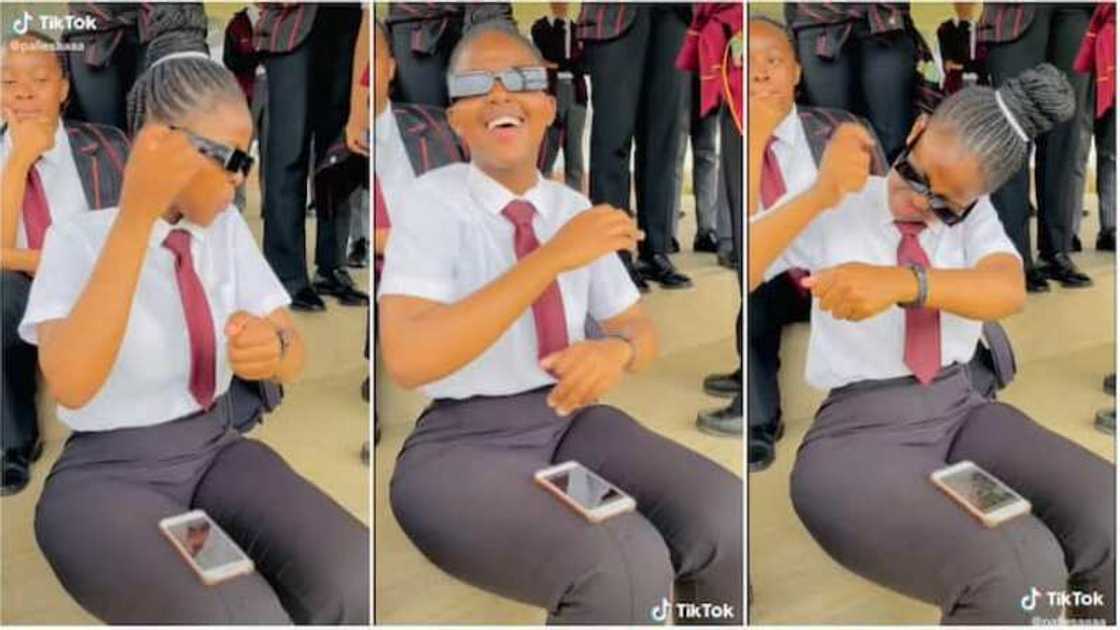 The student was praised/she danced with confidence. The student was praised/she danced with confidence.
