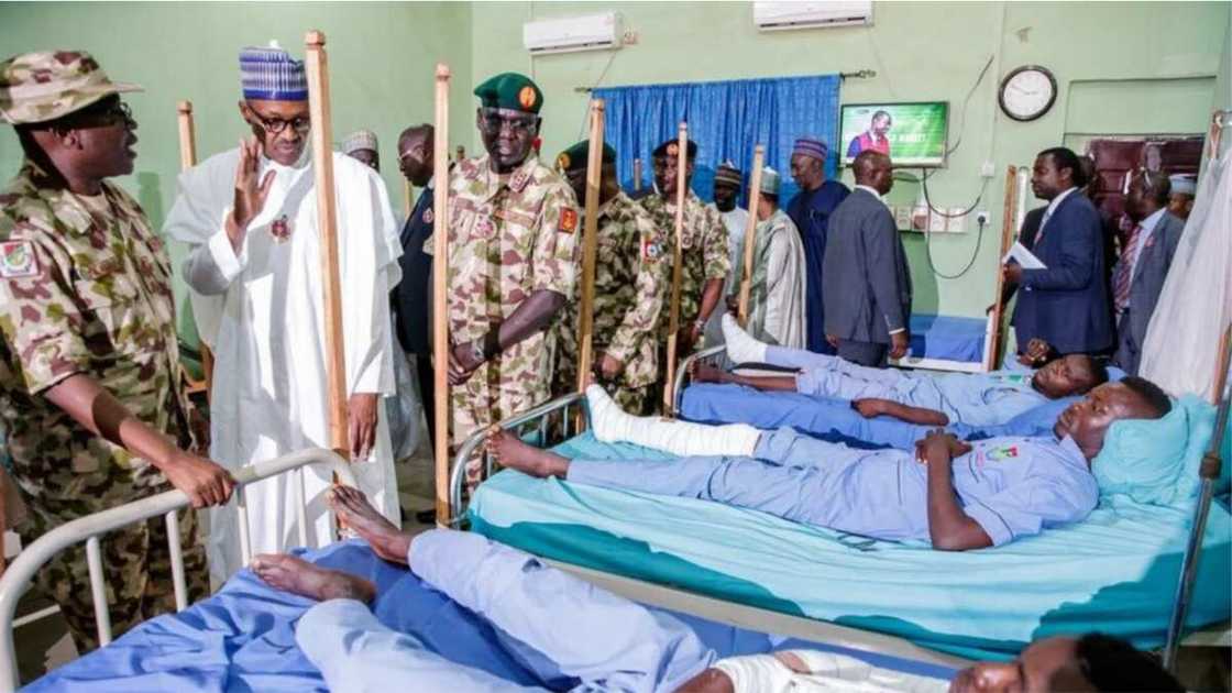 Yanzu Yanzu: Shugaba Buhari ya ziyarci dakarun sojojin da aka raunata Yanzu Yanzu: Shugaba Buhari ya ziyarci dakarun sojojin da aka raunata