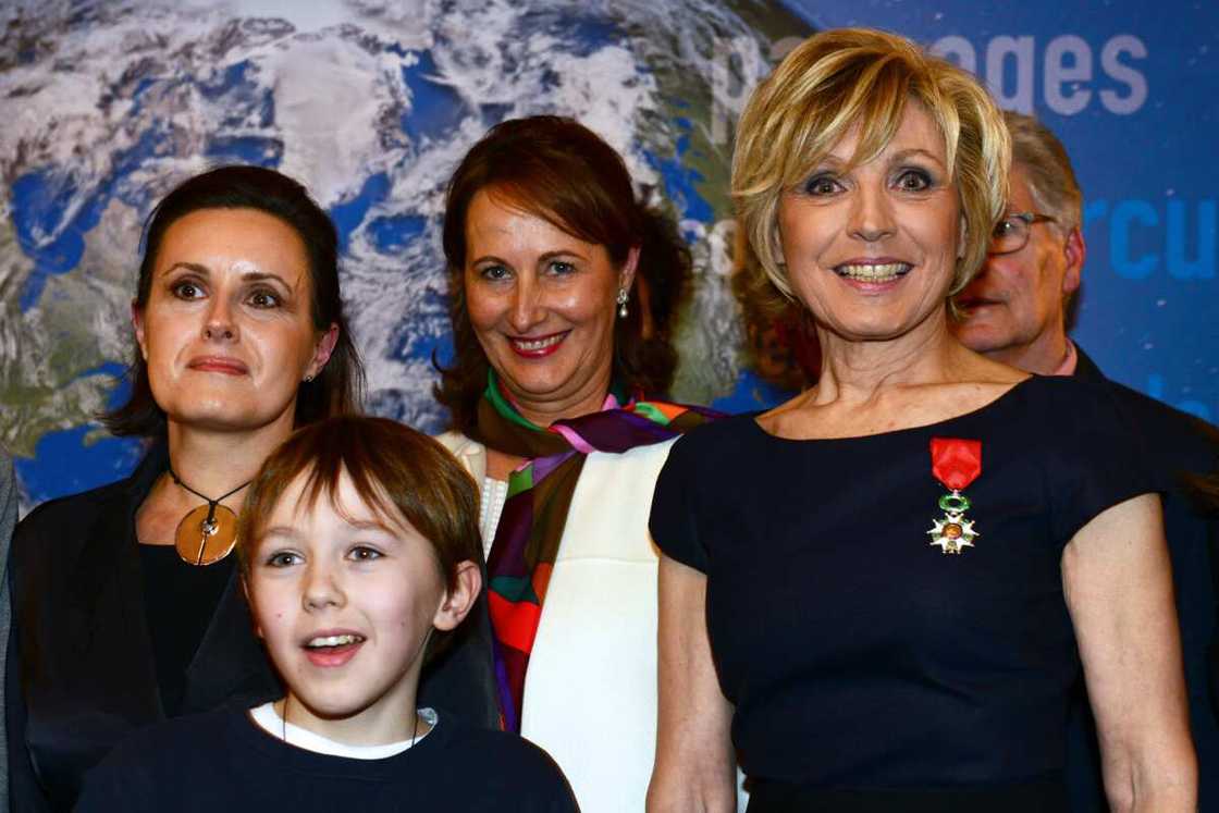 Evelyne Dhéliat avec sa fille Olivia et un de ses petits-fils.
Photo : Frederic Stevens/Getty Images