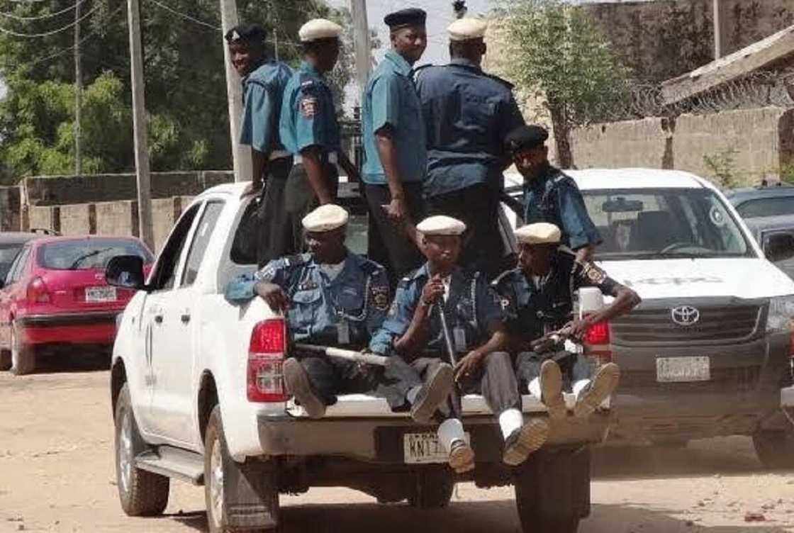 Kano: 'Yan Hisbah sun damke matasa 2 a kan zargin turawa matar aure bidiyon batsa Kano: 'Yan Hisbah sun damke matasa 2 a kan zargin turawa matar aure bidiyon batsa
