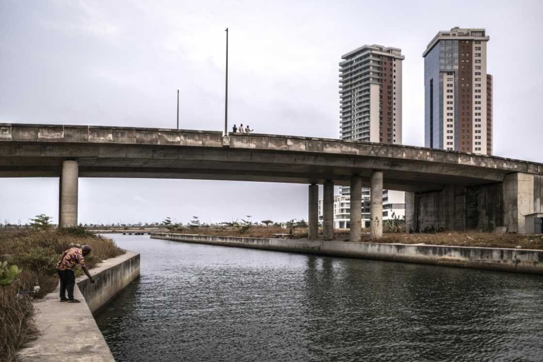 Construction projects in Lagos, Nigeria, often target high-end clients who earn their salaries in US dollars -- leaving a dearth of housing for the middle class Construction projects in Lagos, Nigeria, often target high-end clients who earn their salaries in US dollars -- leaving a dearth of housing for the middle class